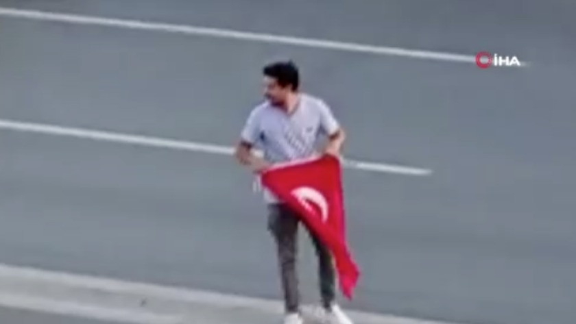 Türk bayrağını yerden almak için hayatını riske atarak otoyola atladı