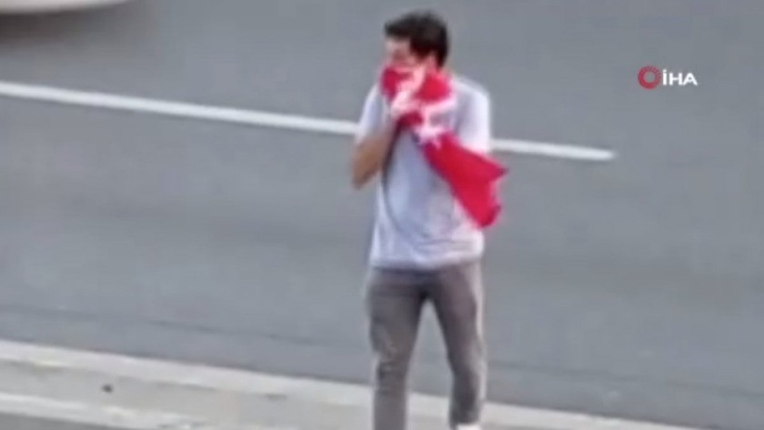Esenyurt'ta bir kişi düşen Türk bayrağı için kendini tehlikeye attı