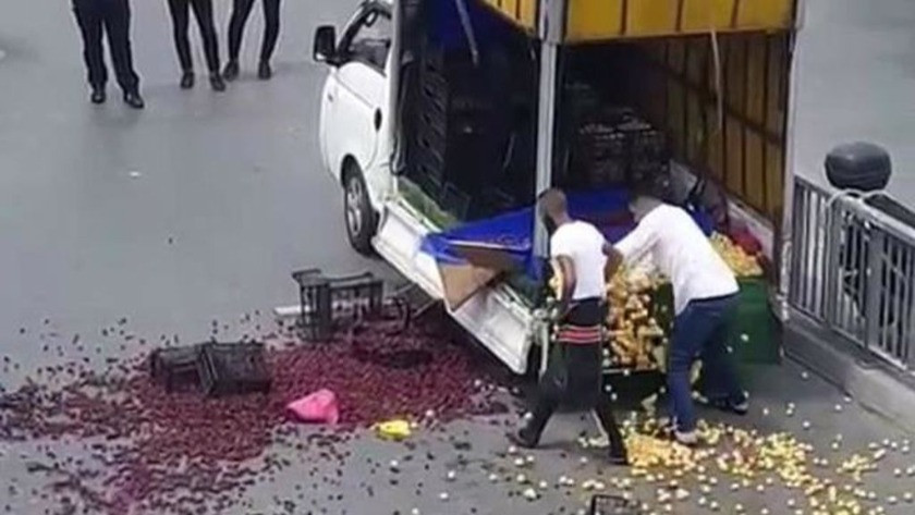 Polislere isyan eden seyyar satıcı binlerce liralık meyveyi yola döktü