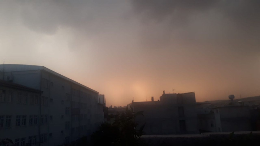 Gaziantep'te ani hava değişikliği! Kara bulutlar çöktü, şimşekler...