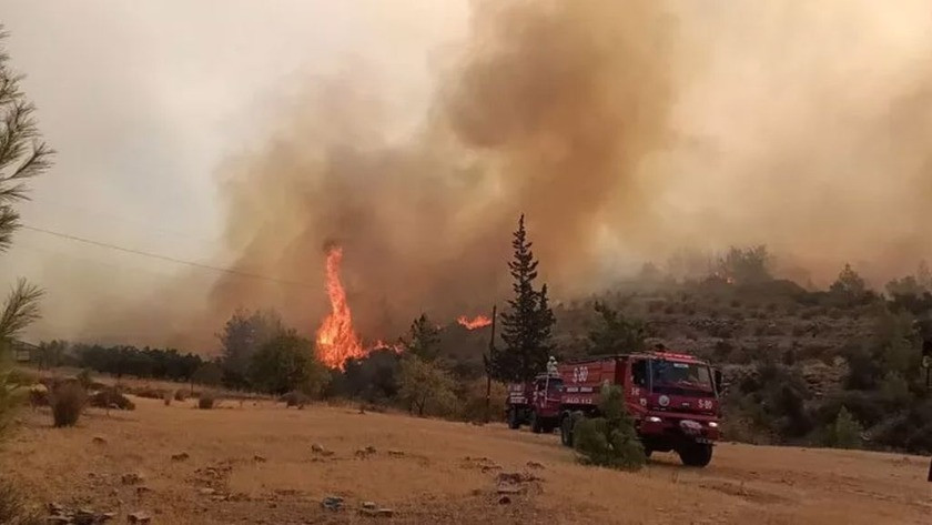 Mersin'deki orman yangını büyüdü! 30 ev tedbir amaçlı boşaltıldı!