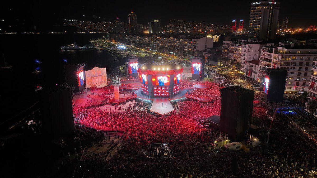 Tarkan'ın İzmir konserinde olay! Tarkan sahnedeyken şok eden olay, İzmir marşı yarım kaldı! video - Sayfa 3
