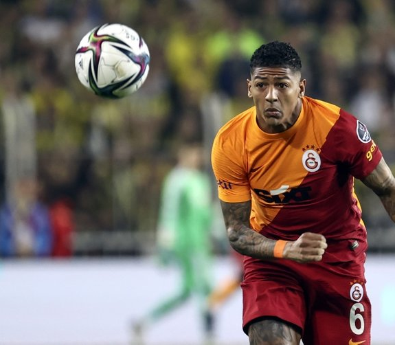 Galatasaray'da yıldız futbolcunun bileti kesildi! - Sayfa 1