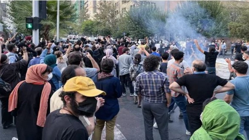 İran'daki protestolar büyüyor! bazı uygulamalara erişim engeli!