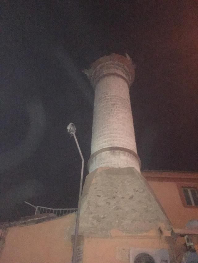 İzmir'de 4,9 'luk korkutan deprem! Konak'ta caminin minaresi yıkıldı! - Sayfa 4