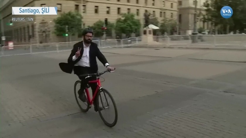 Şili Devlet Başkanı sarayına bisikletle gidip geliyor! İşte o anlar...