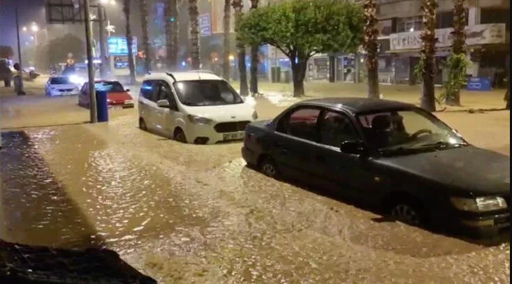 Antalya'da sel felaketi! İki ilçe sular altında kaldı, okullar tatil edildi... - Sayfa 1