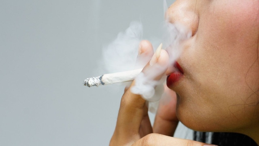 Sigara kullanımı menopoz yaşını iki yıl öne çekiyor!