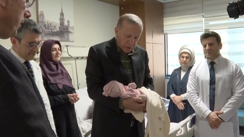 Erdoğan Bebeğin kulağına ezan okuyarak "Ayşe Betül" ismini verdi!