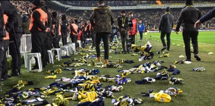 Fenerbahçe-Konyaspor maçında taraftardan deprem için anlamlı pankart! Sahaya atkı ve bere attılar! - Sayfa 4