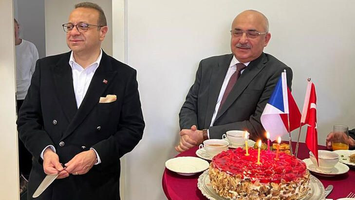 Prag’da Türkiye Prag Büyükelçisi Egemen Bağış’a doğum günü sürprizi - Sayfa 1