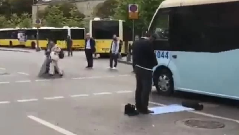 Üsküdar'da bir vatandaş akan trafiğin ortasında namaz kıldı