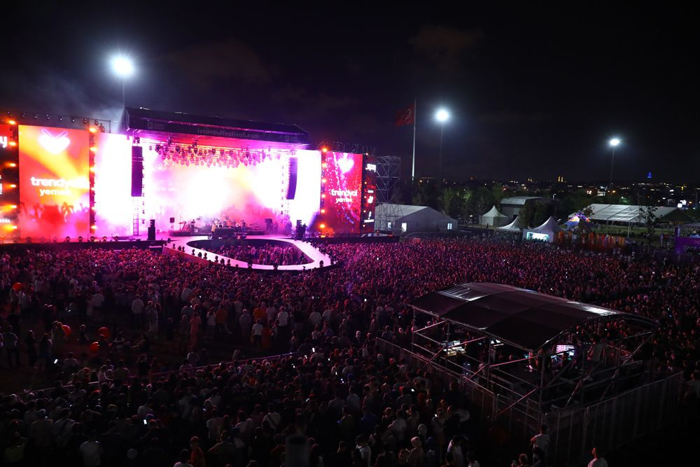 Yıldız Tilbe, İstanbul Festivali'nde hit şarkılarını izleyiciler eşliğinde söyledi - Sayfa 4