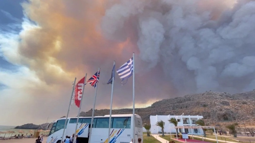 Rodos adasında 30 bin kişi orman yangını nedeniyle tahliye edildi.