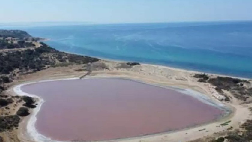 Çanakkale'de bulunan 'Kalpli Göl', pembe renge büründü