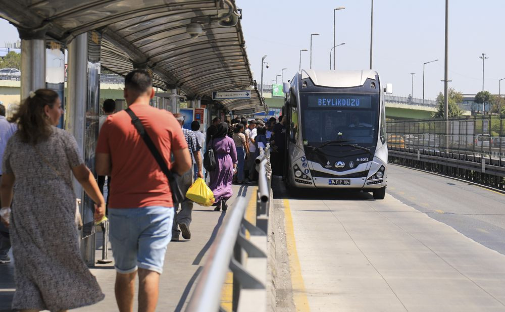 İstanbul Büyükşehir Belediyesi İETT yeni metrobüsleri sefere başladı! - Sayfa 1