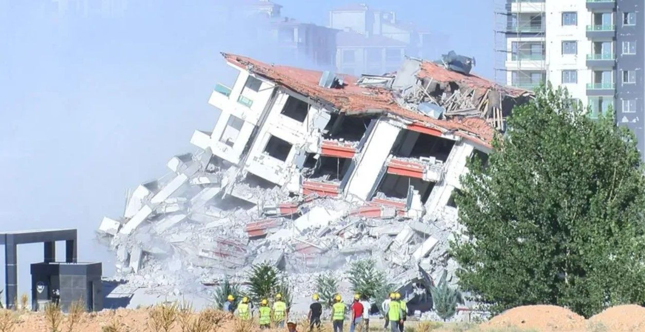 Depremde 12 katlı bina yıkıldı - Sayfa 2