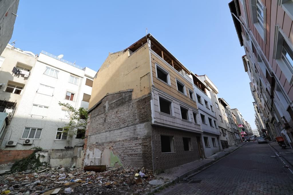 İBB, Bayrampaşa'da yüksek riskli binaları dönüşümü için yıkımlara başladı - Sayfa 1