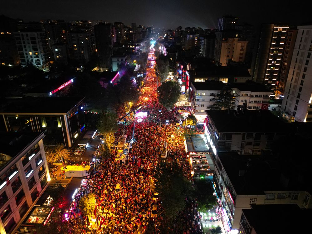 Kadıköy Belediyesi’nin düzenlediği 100. Yıl Cumhuriyet Yürüyüşü’ne yüz binlerce vatandaş katıldı. - Sayfa 1