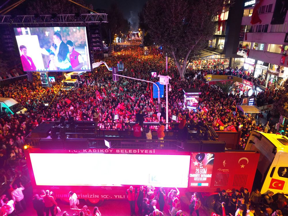 Kadıköy Belediyesi’nin düzenlediği 100. Yıl Cumhuriyet Yürüyüşü’ne yüz binlerce vatandaş katıldı. - Sayfa 4