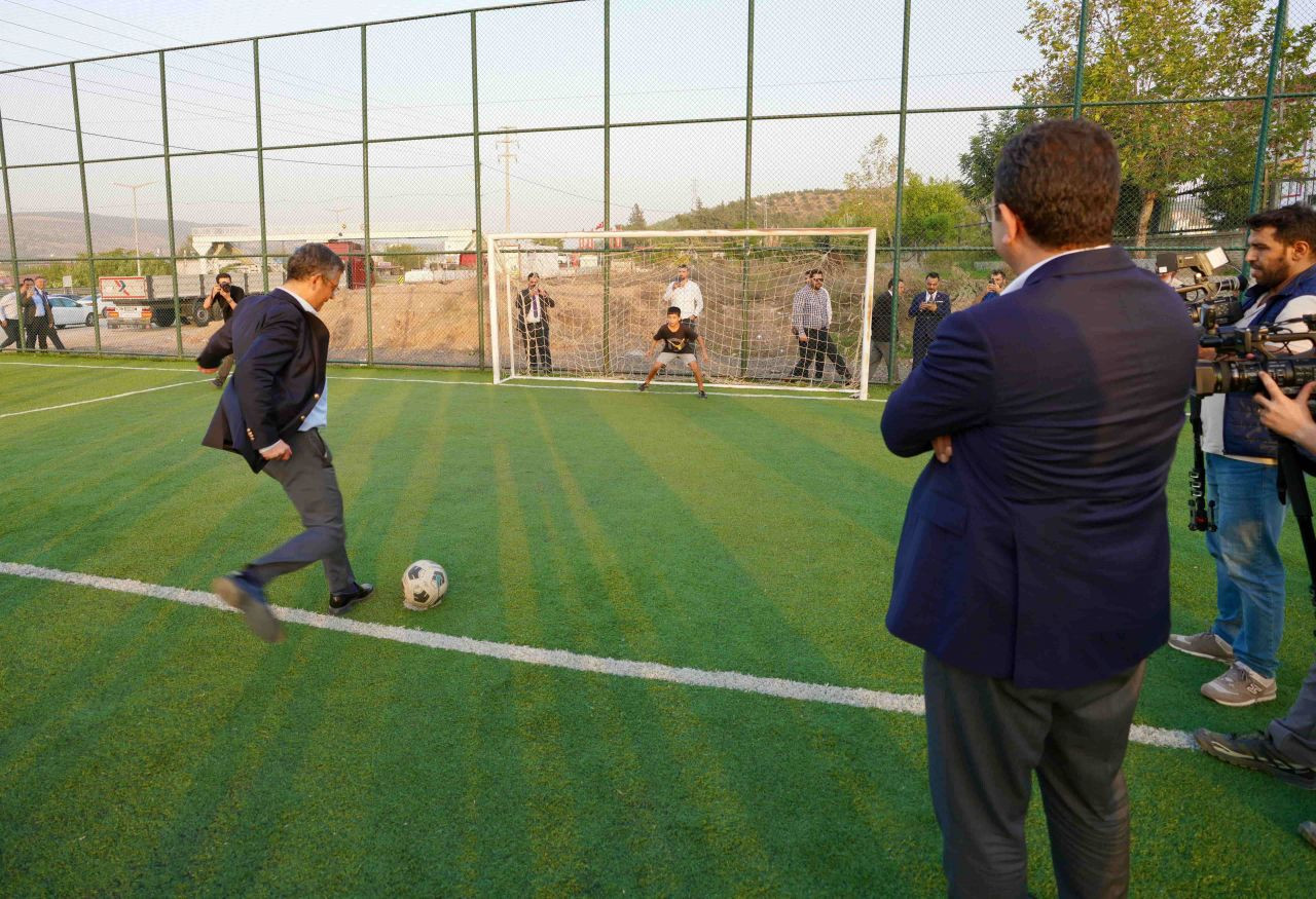 Özgür Özel ve Ekrem İmamoğlu deprem bölgesinde gençlerle sohbet etti futbol oynadı - Sayfa 2