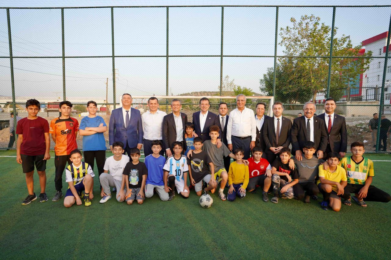 Özgür Özel ve Ekrem İmamoğlu deprem bölgesinde gençlerle sohbet etti futbol oynadı - Sayfa 3