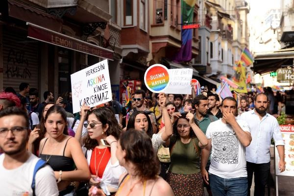 Taksim'de 'Onur Yürüyüşü'ne polis müdahalesi! Fotoğraflarla LGBTİ Onur Yürüyüşü - Sayfa 4
