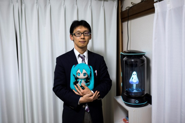 17 bin dolarlık düğün: Japon adam hologramla evlendi! - Sayfa 1