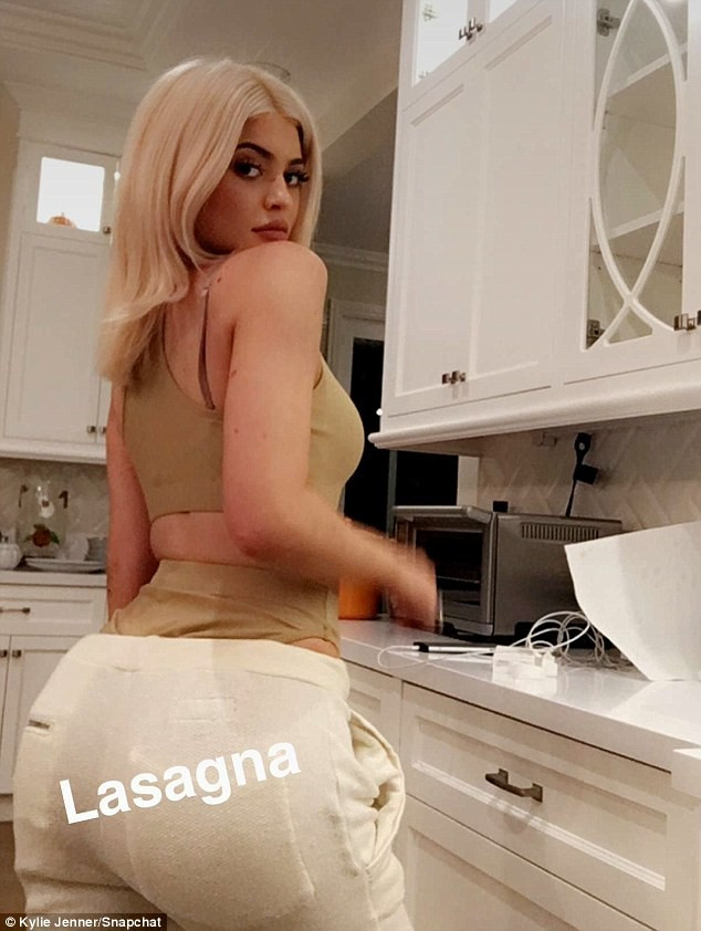 Kylie Jenner, mutfakta lazanya yaparken bir anda soyunmaya başladı! - Sayfa 1