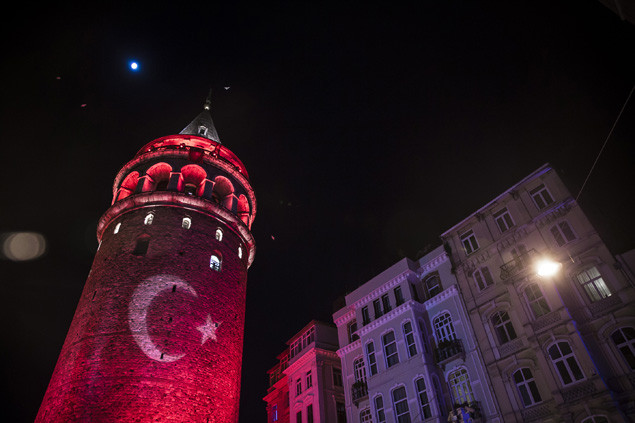 Galata Kulesi kırmızı beyaza büründü