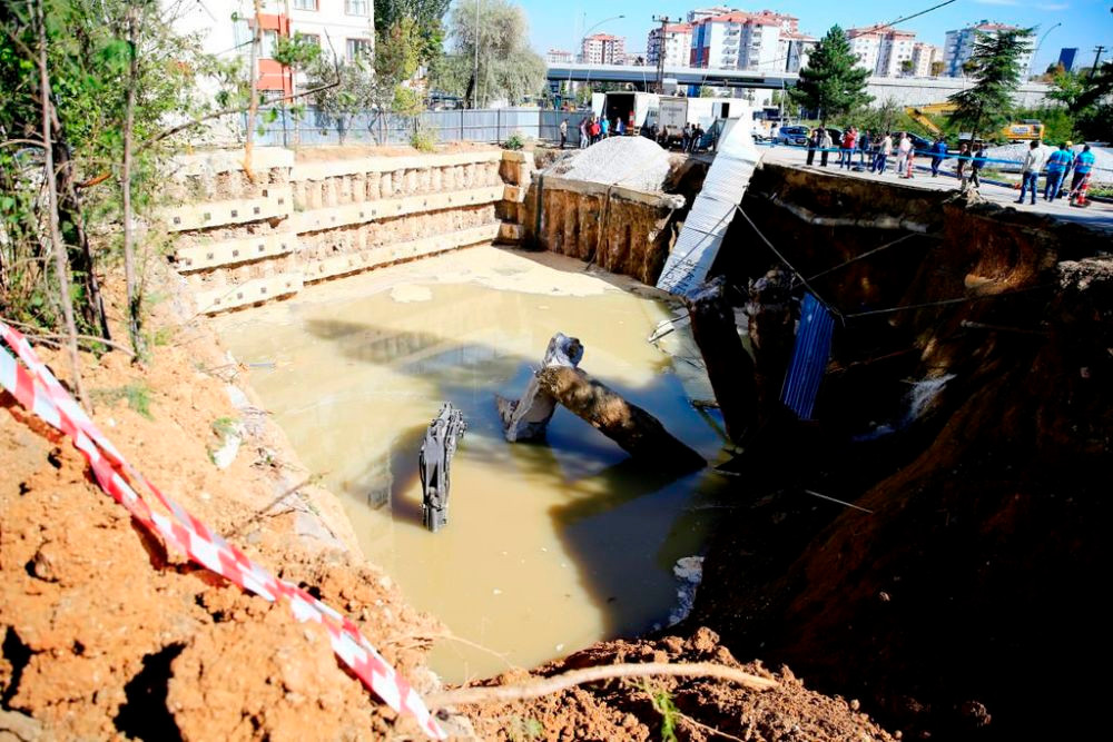 Ankara'da yol çöktü, 2 iş makinası sulara gömüldü. - Sayfa 1