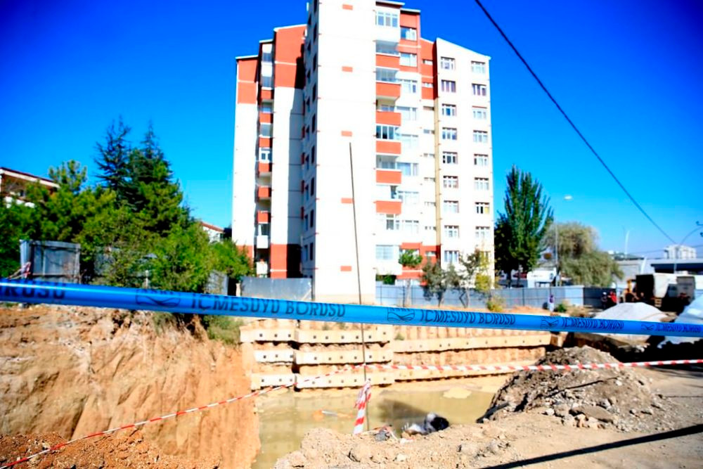 Ankara'da yol çöktü, 2 iş makinası sulara gömüldü. - Sayfa 2