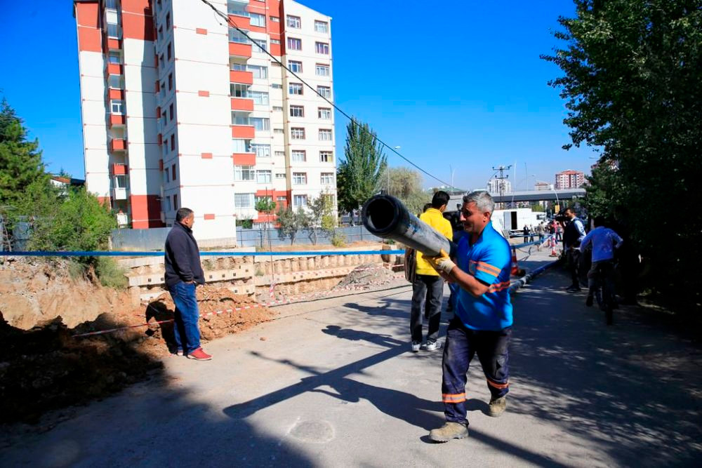 Ankara'da yol çöktü, 2 iş makinası sulara gömüldü. - Sayfa 3