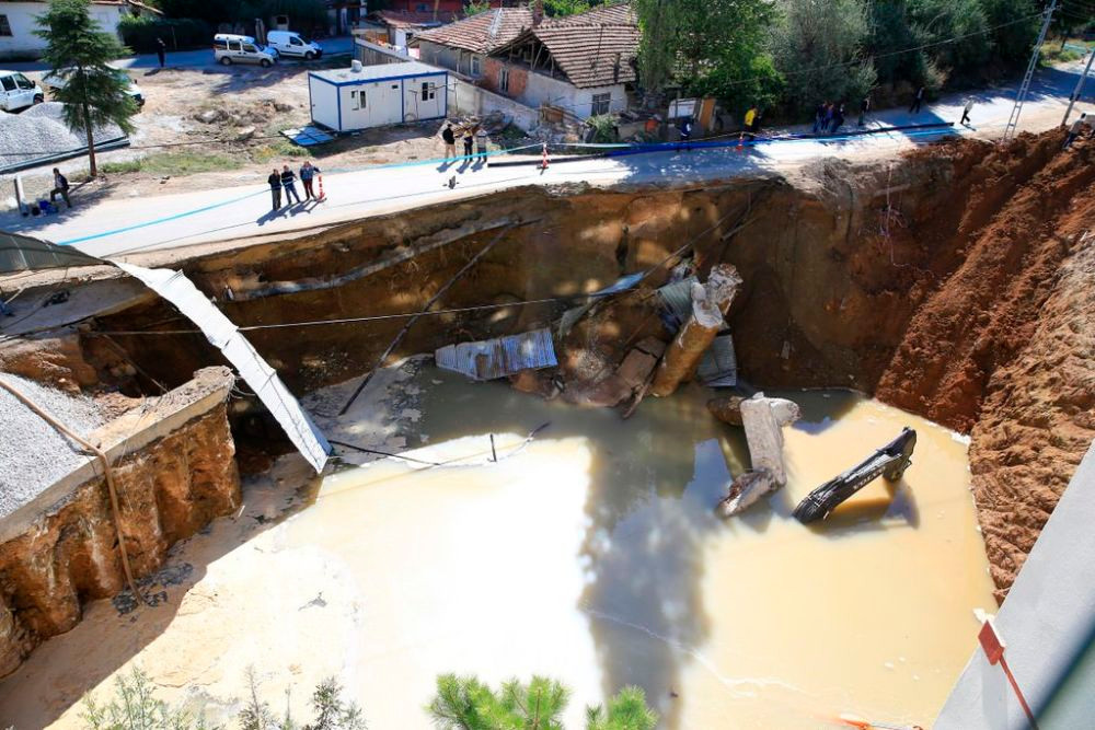 Ankara'da yol çöktü, 2 iş makinası sulara gömüldü. - Sayfa 4