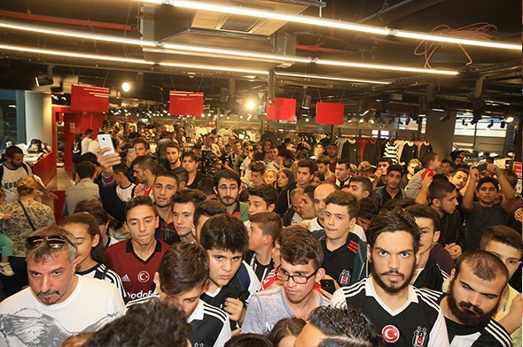 Vodafone Arena'da Adriano fırtınası esti - Sayfa 1