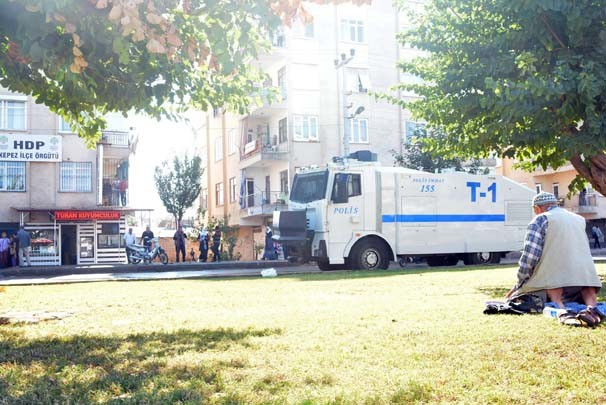 Yaşlı dede ne polise ne de göstericilere aldırmadı - Sayfa 2