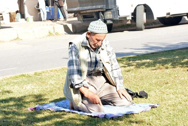 Yaşlı dede ne polise ne de göstericilere aldırmadı - Sayfa 3