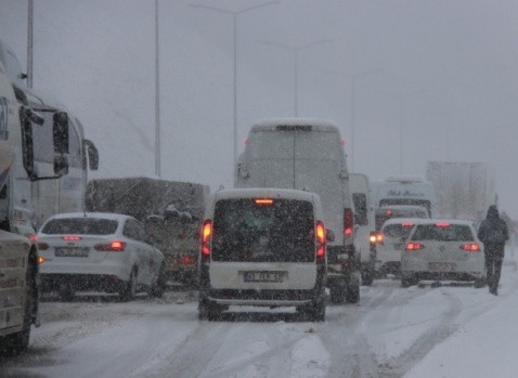 Yoğun kar, yolu trafiğe kapattı - Sayfa 2