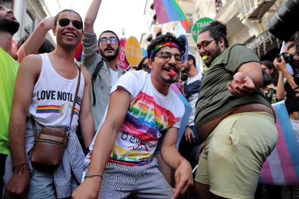 Taksim'de 'Onur Yürüyüşü'ne polis müdahalesi! Fotoğraflarla LGBTİ Onur Yürüyüşü - Sayfa 2