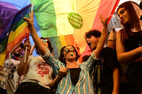 Taksim'de 'Onur Yürüyüşü'ne polis müdahalesi! Fotoğraflarla LGBTİ Onur Yürüyüşü - Sayfa 3