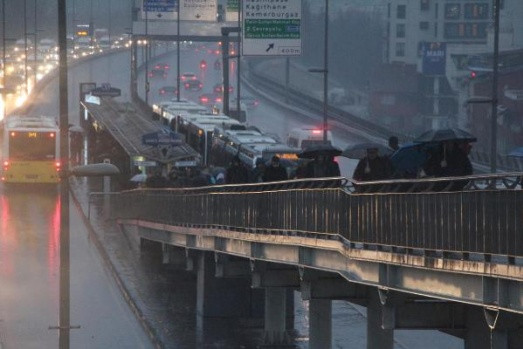 Sağanak yağmur etkili olduğu İstanbul'da meteorolojiden buzlanma uyarısı - Sayfa 4