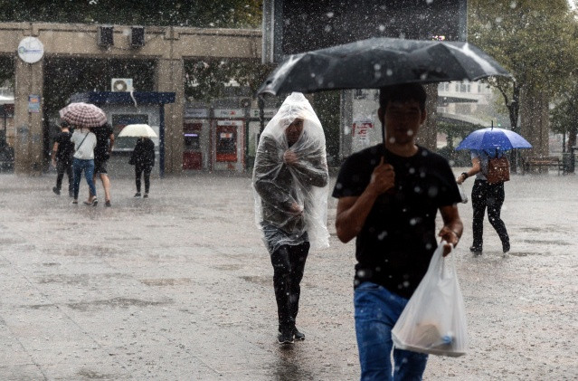 İstanbul yağmura teslim oldu! İstanbul’da bir anda bastıran yağmur hayatı felç etti! video