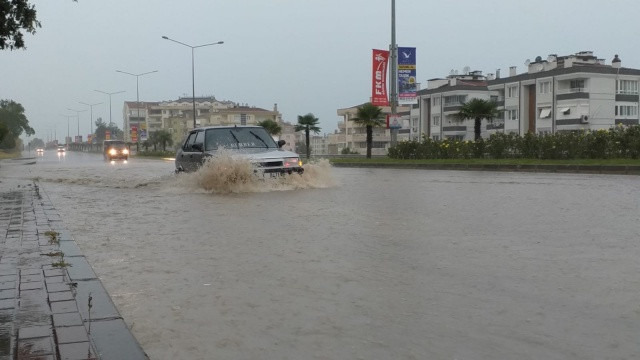 Sağanak ve fırtına Bursa'yı da vurdu! Sağanak yağış Bursa'da yaşamı felç etti! video - Sayfa 2