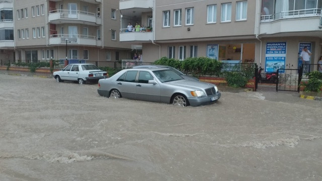 Sağanak ve fırtına Bursa'yı da vurdu! Sağanak yağış Bursa'da yaşamı felç etti! video