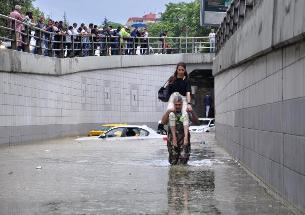 Sağnak yağış Ankara'yı teslim aldı! Ankara'da sağanak, onlarca kişi alt geçitte mahsur kaldı VİDEO İZLE - Sayfa 4