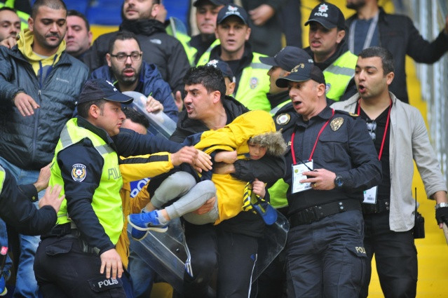 Ankaragücü Fenerbahçe maçında taraftarlar arasında arbede çıktı! Minik taraftar şoka girdi... - Sayfa 1