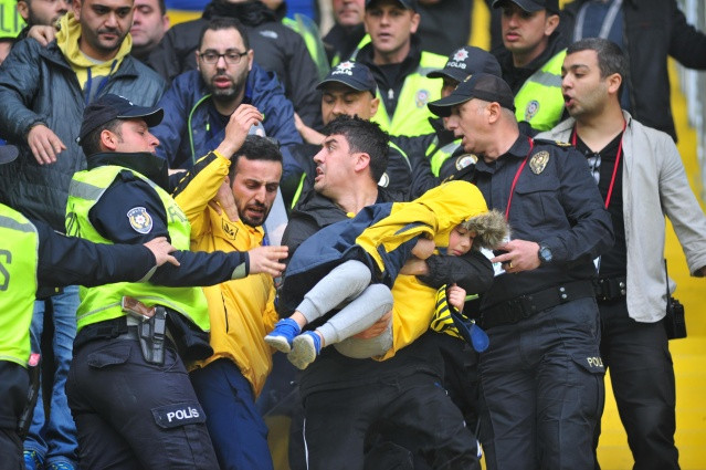 Ankaragücü Fenerbahçe maçında taraftarlar arasında arbede çıktı! Minik taraftar şoka girdi... - Sayfa 3
