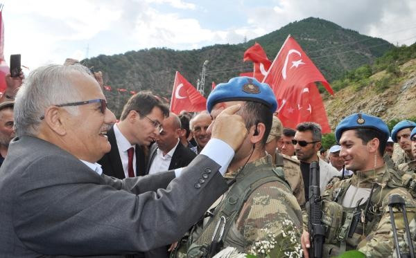 Kürtün'de, 2 PKK'lı teröristi öldüren askerlere coşkulu karşılama - Sayfa 3
