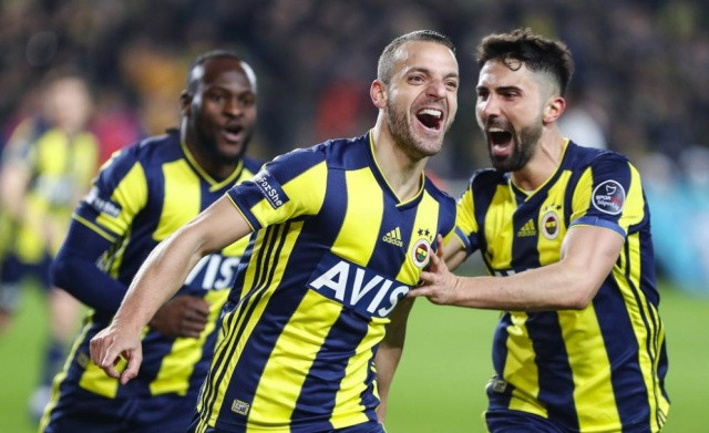 Fenerbahçe'de yaprak dökümü! 10 futbolcu ile yollar ayrılıyor! - Sayfa 1