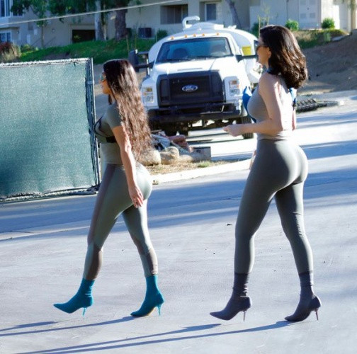Kim Kardashian ve Kylie Jenner ikiz gibi!